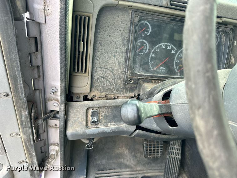 image for item NP9571 2006 Freightliner Columbia  semi truck