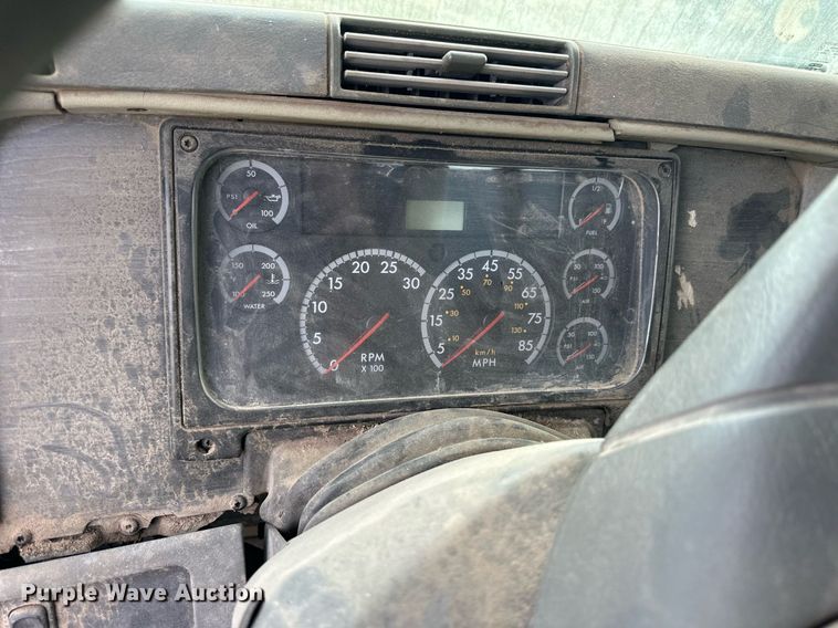 image for item NP9571 2006 Freightliner Columbia  semi truck