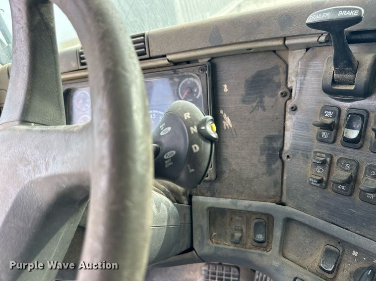 image for item NP9571 2006 Freightliner Columbia  semi truck