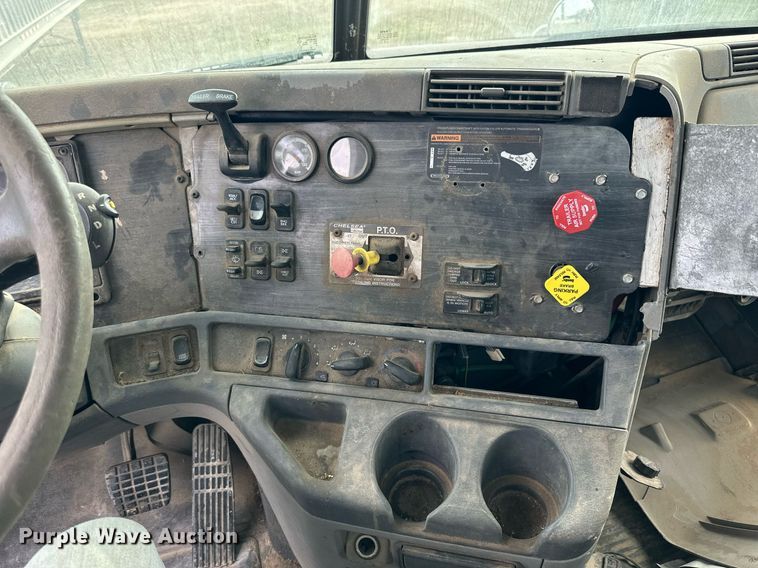 image for item NP9571 2006 Freightliner Columbia  semi truck