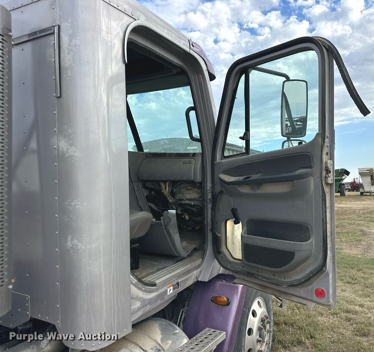 image for item NP9571 2006 Freightliner Columbia  semi truck