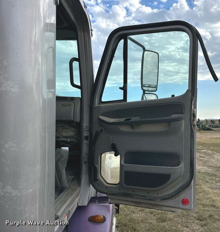 image for item NP9571 2006 Freightliner Columbia  semi truck