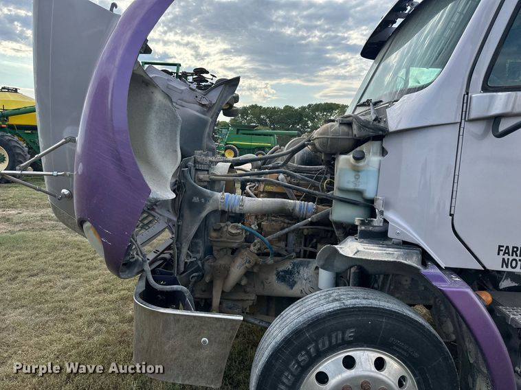 image for item NP9571 2006 Freightliner Columbia  semi truck