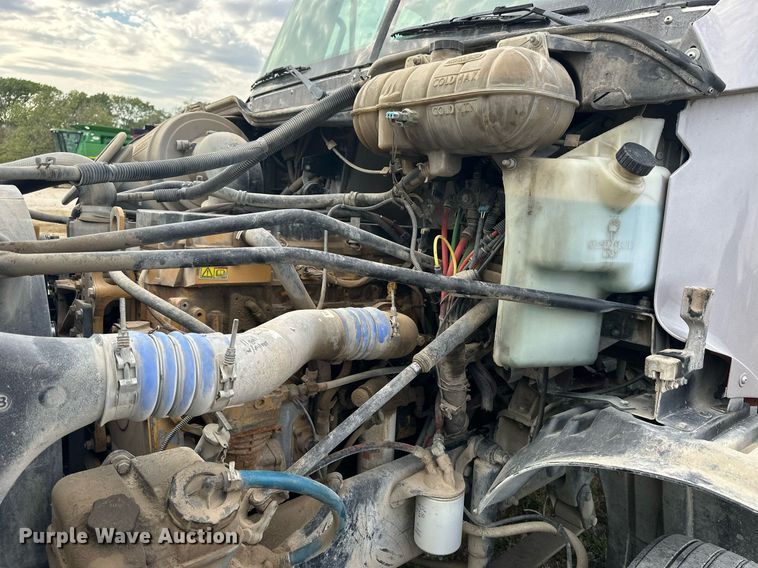 image for item NP9571 2006 Freightliner Columbia  semi truck