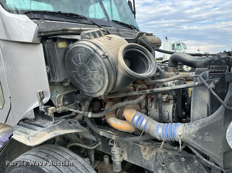 image for item NP9571 2006 Freightliner Columbia  semi truck