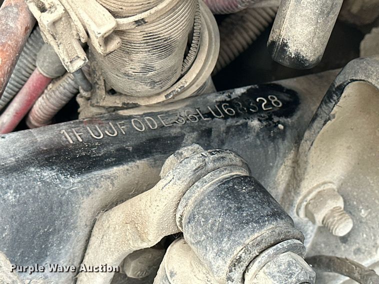 image for item NP9571 2006 Freightliner Columbia  semi truck