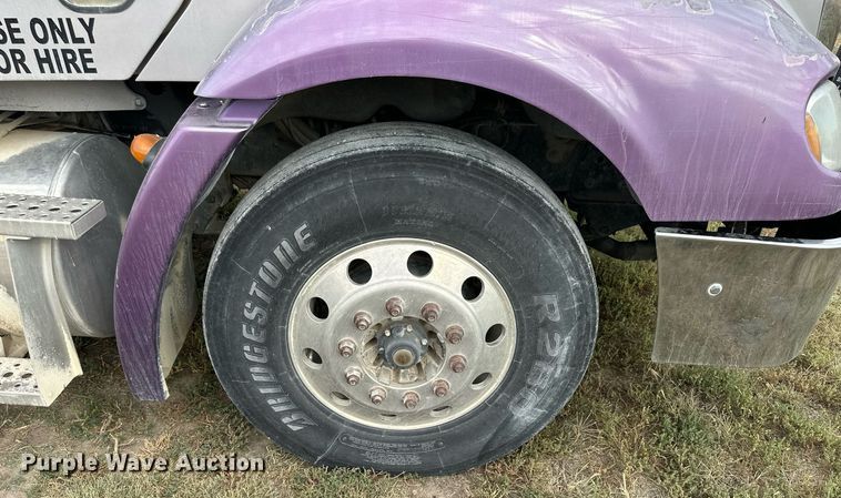 image for item NP9571 2006 Freightliner Columbia  semi truck