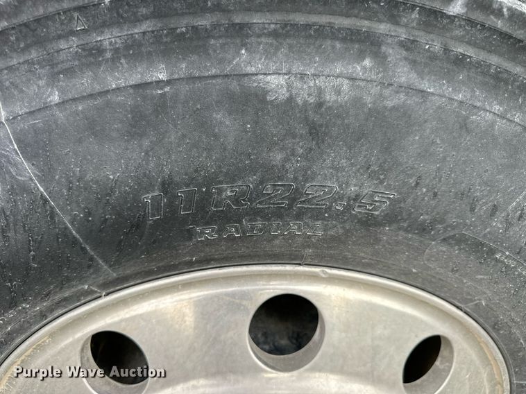 image for item NP9571 2006 Freightliner Columbia  semi truck