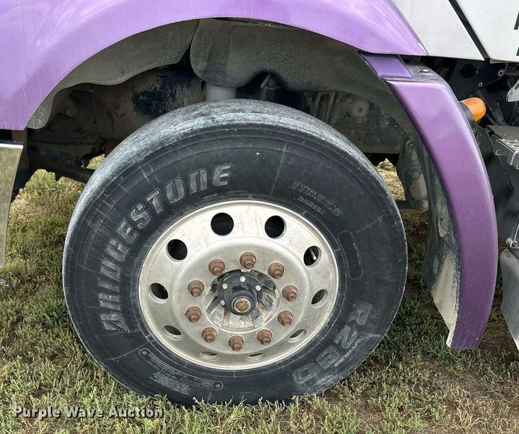 image for item NP9571 2006 Freightliner Columbia  semi truck