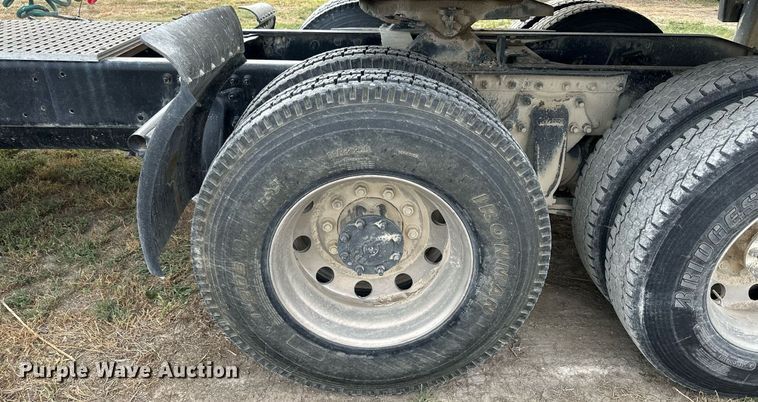 image for item NP9571 2006 Freightliner Columbia  semi truck