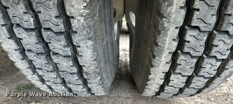 image for item NP9571 2006 Freightliner Columbia  semi truck