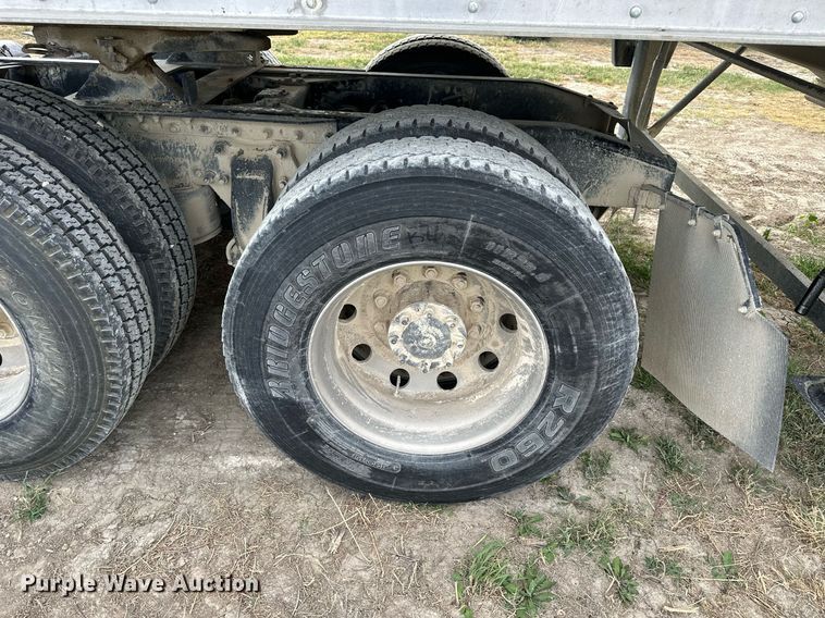 image for item NP9571 2006 Freightliner Columbia  semi truck