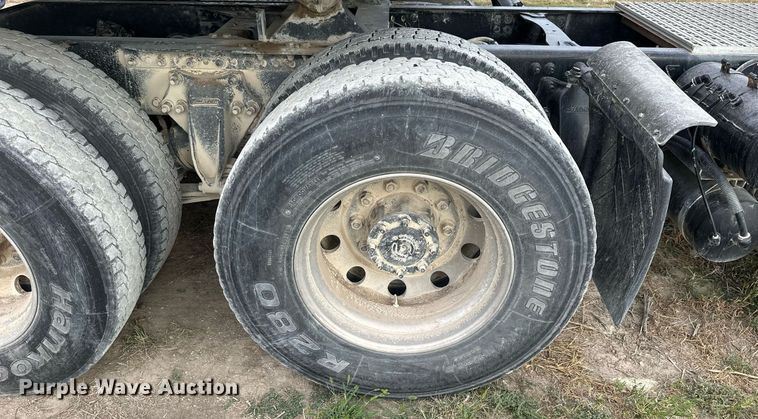 image for item NP9571 2006 Freightliner Columbia  semi truck