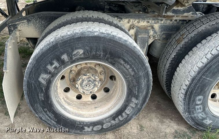 image for item NP9571 2006 Freightliner Columbia  semi truck