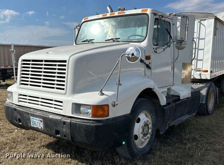 image for item NP9575 1994 International 8200  semi truck