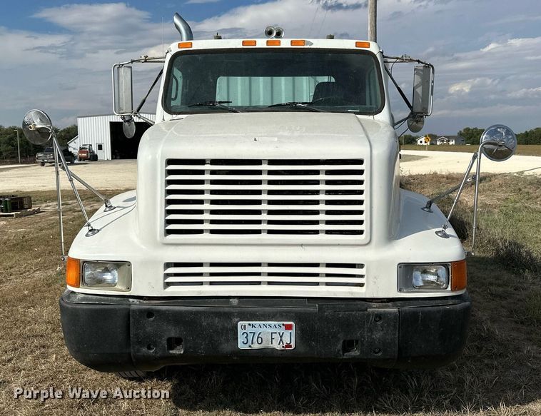 image for item NP9575 1994 International 8200  semi truck