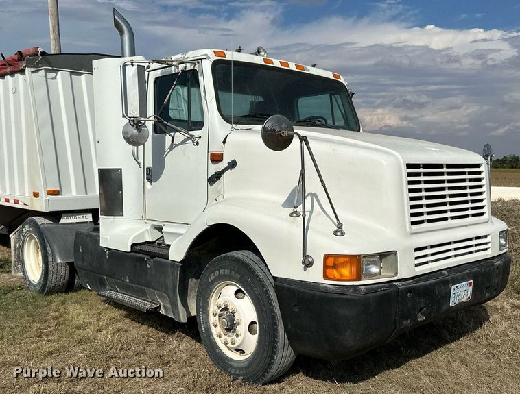 image for item NP9575 1994 International 8200  semi truck