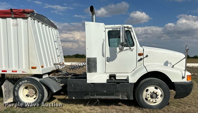 image for item NP9575 1994 International 8200  semi truck