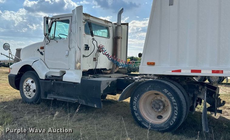 image for item NP9575 1994 International 8200  semi truck