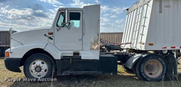 image for item NP9575 1994 International 8200  semi truck