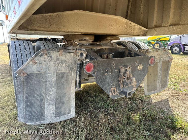 image for item NP9575 1994 International 8200  semi truck