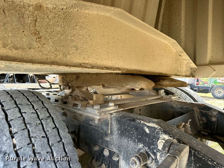 image for item NP9575 1994 International 8200  semi truck