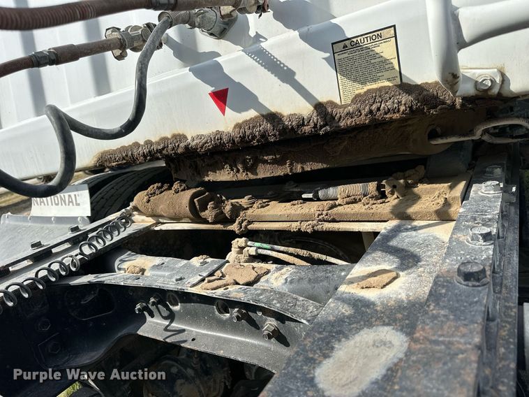 image for item NP9575 1994 International 8200  semi truck