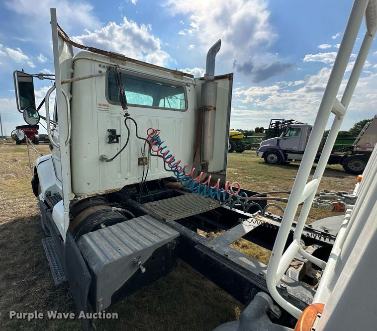 image for item NP9575 1994 International 8200  semi truck