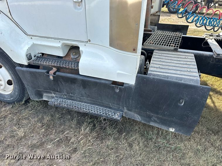 image for item NP9575 1994 International 8200  semi truck