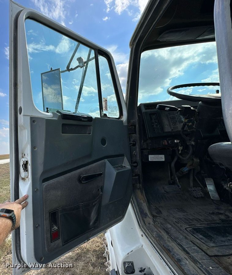 image for item NP9575 1994 International 8200  semi truck