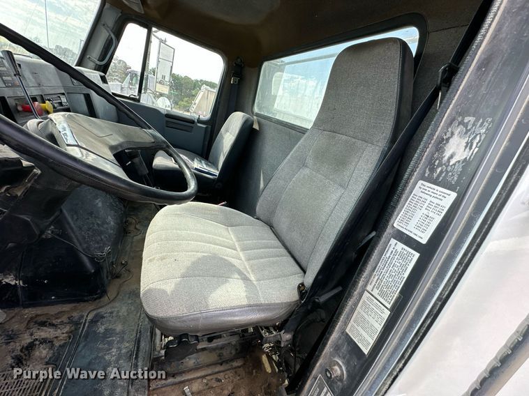 image for item NP9575 1994 International 8200  semi truck