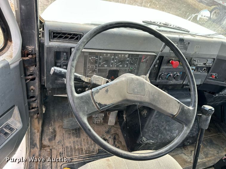 image for item NP9575 1994 International 8200  semi truck