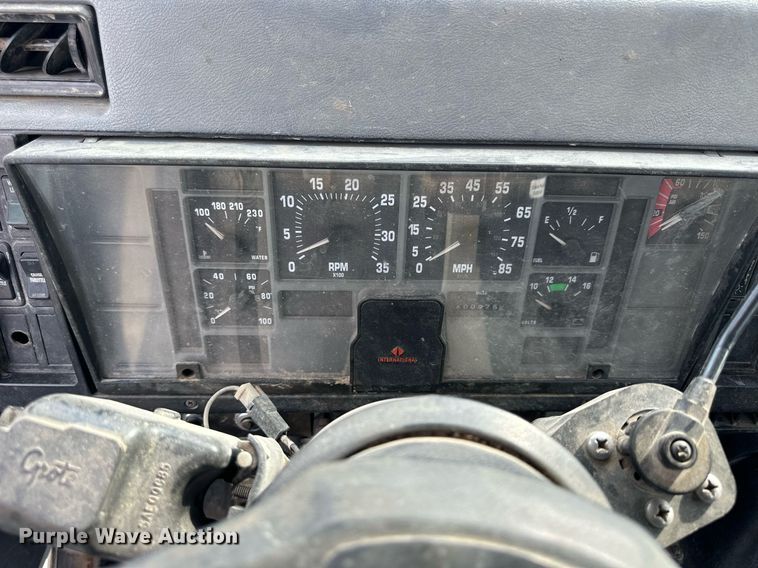 image for item NP9575 1994 International 8200  semi truck