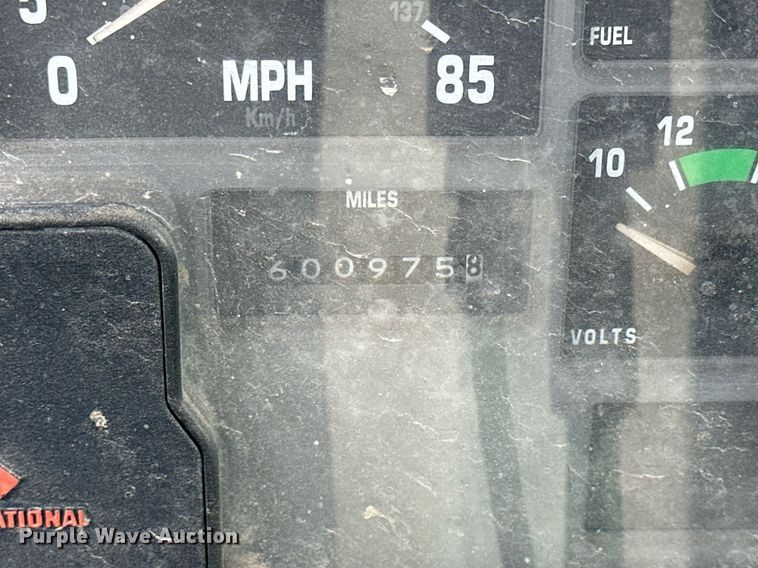 image for item NP9575 1994 International 8200  semi truck