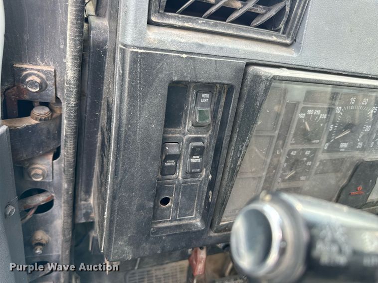 image for item NP9575 1994 International 8200  semi truck