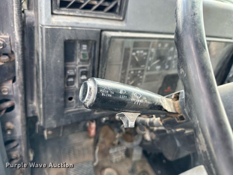 image for item NP9575 1994 International 8200  semi truck