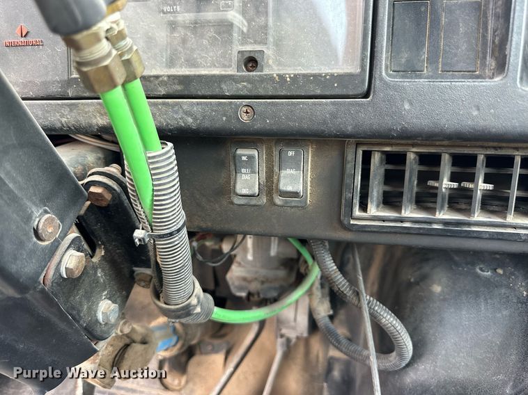 image for item NP9575 1994 International 8200  semi truck