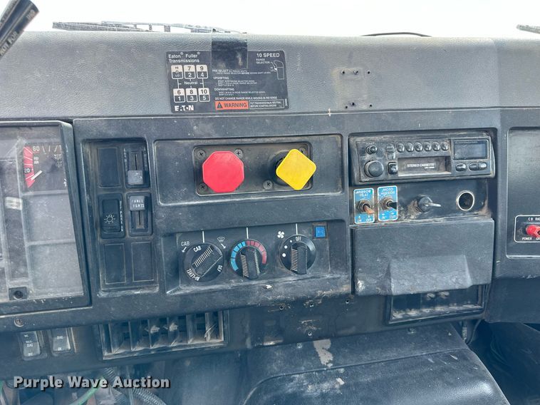 image for item NP9575 1994 International 8200  semi truck