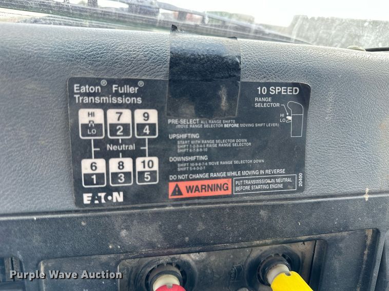 image for item NP9575 1994 International 8200  semi truck