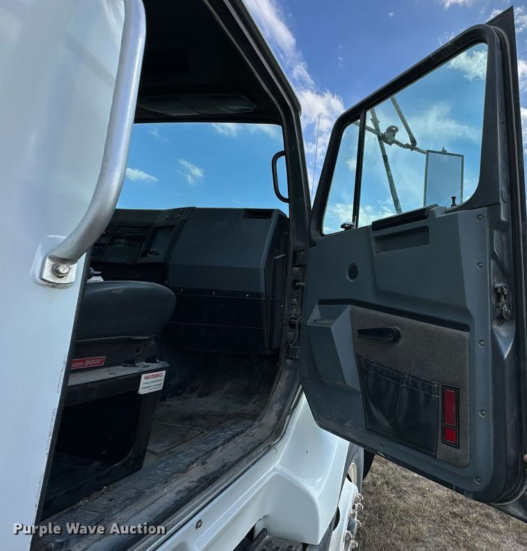 image for item NP9575 1994 International 8200  semi truck