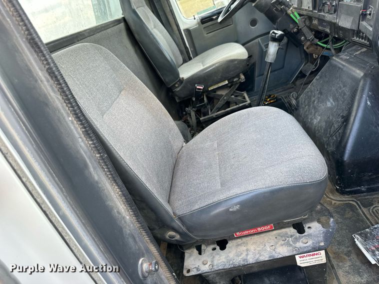 image for item NP9575 1994 International 8200  semi truck