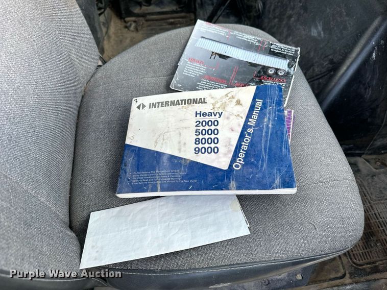 image for item NP9575 1994 International 8200  semi truck