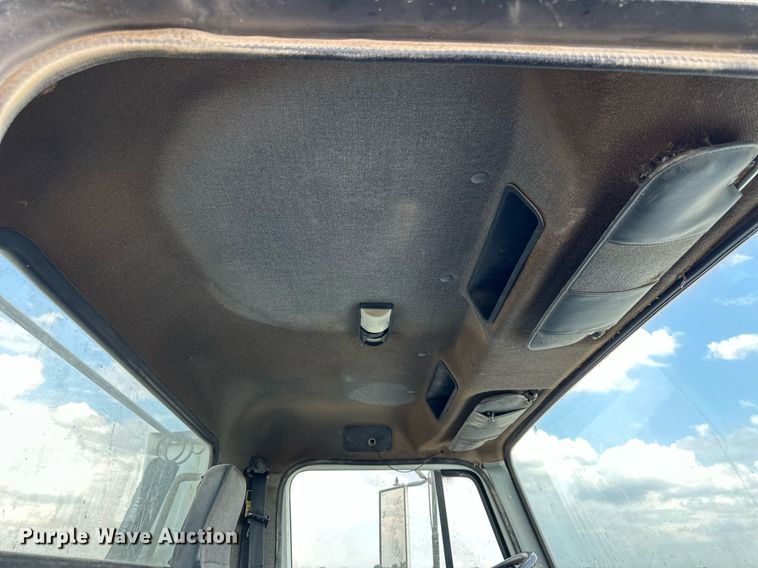 image for item NP9575 1994 International 8200  semi truck