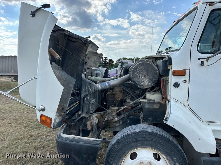 image for item NP9575 1994 International 8200  semi truck