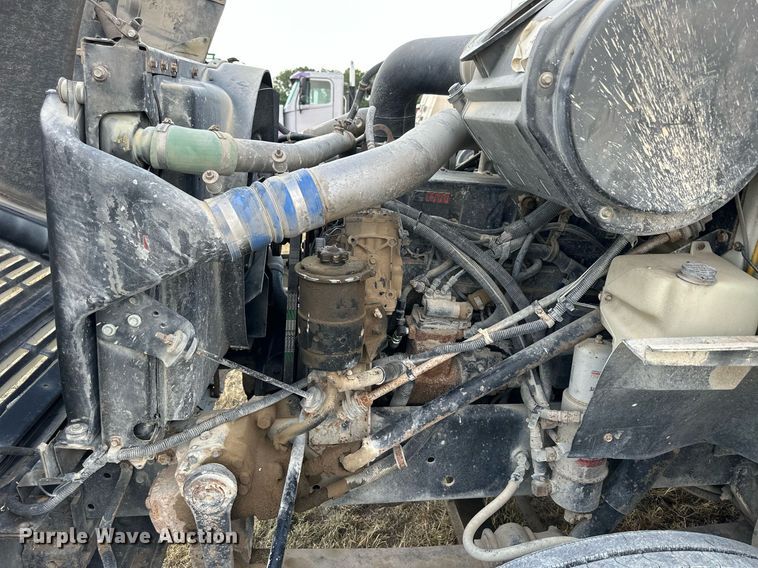 image for item NP9575 1994 International 8200  semi truck