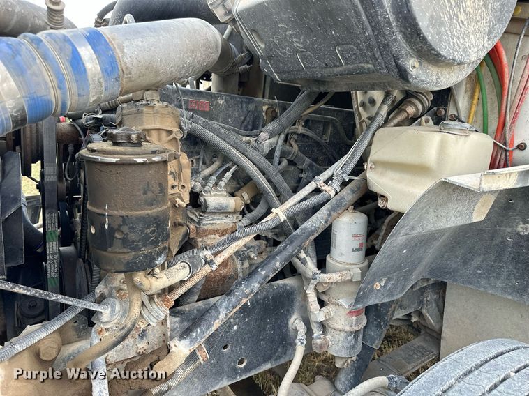 image for item NP9575 1994 International 8200  semi truck