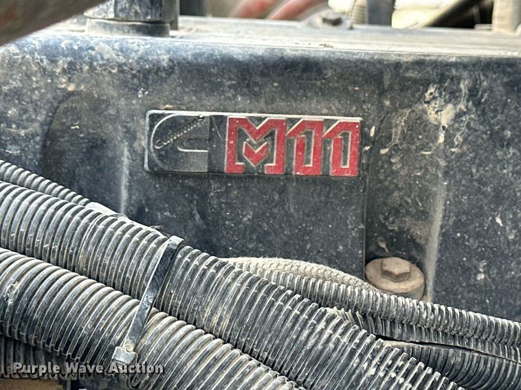 image for item NP9575 1994 International 8200  semi truck