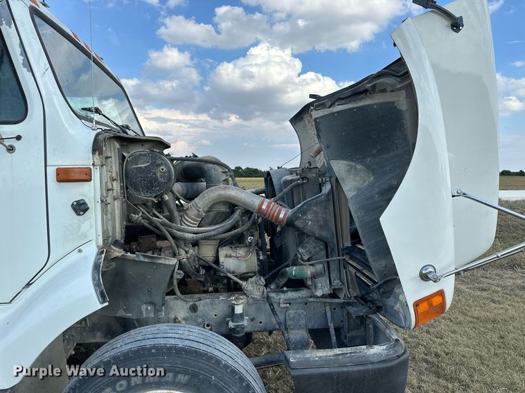 image for item NP9575 1994 International 8200  semi truck