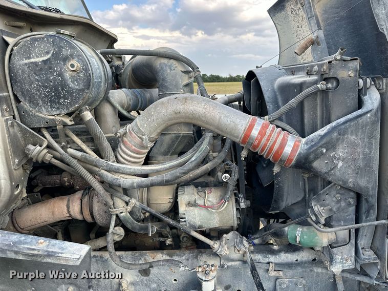 image for item NP9575 1994 International 8200  semi truck