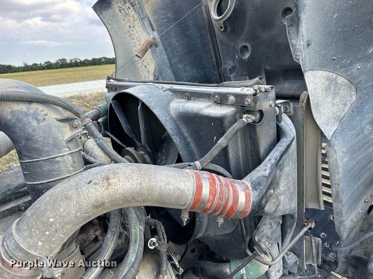 image for item NP9575 1994 International 8200  semi truck